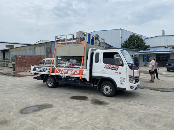 河南鄭州用戶訂購的粉末包裝機(jī)裝車發(fā)貨（圖）